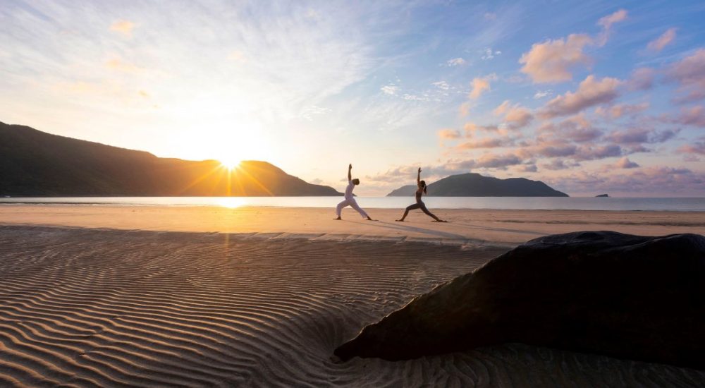 con dao islands vietnam yoga op het strand