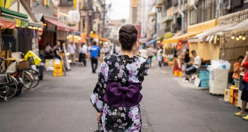 huwelijksreis japan vrouw in yukata Izakaya straat