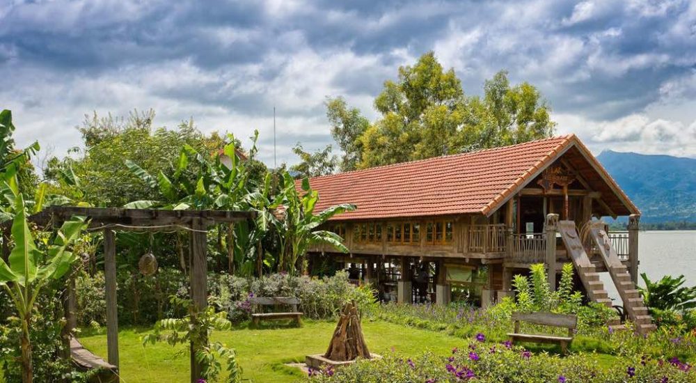lak lake vietnam tented lodge gebouw